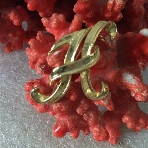 Beautiful gold tone entitle brooch